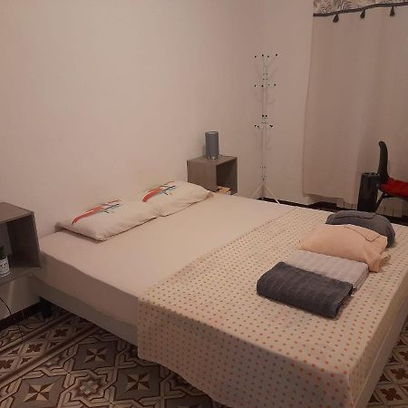 Petit Appart Entier Au Coeur Des Remparts - Netfix Et Connection Fibre Gratuits Carpentras Exteriör bild