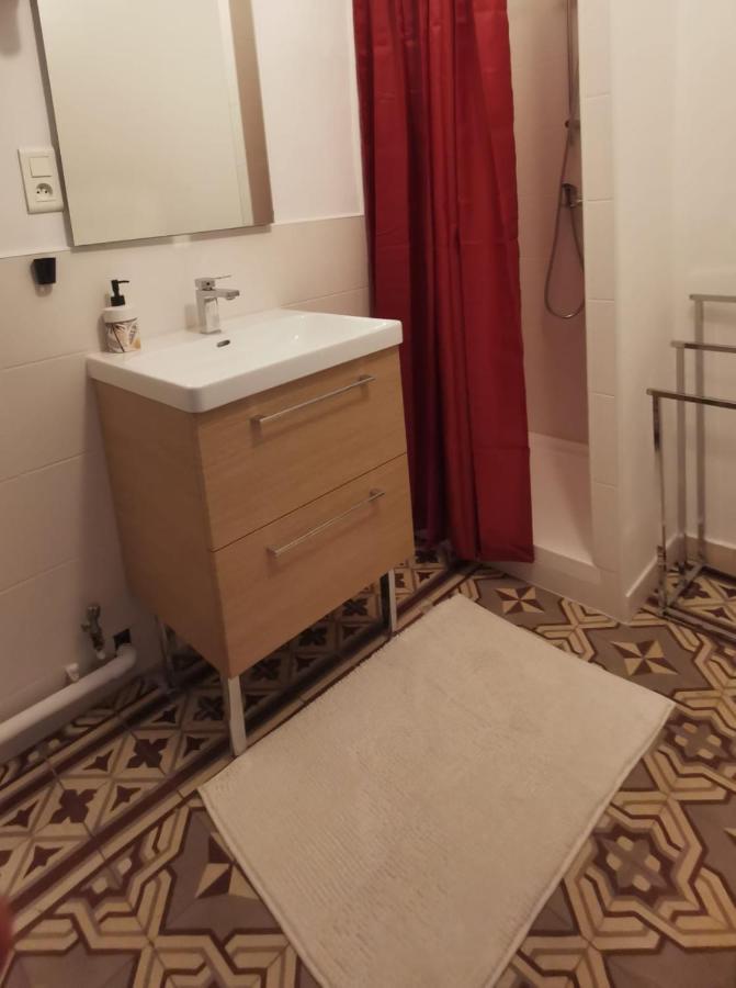 Petit Appart Entier Au Coeur Des Remparts - Netfix Et Connection Fibre Gratuits Carpentras Exteriör bild