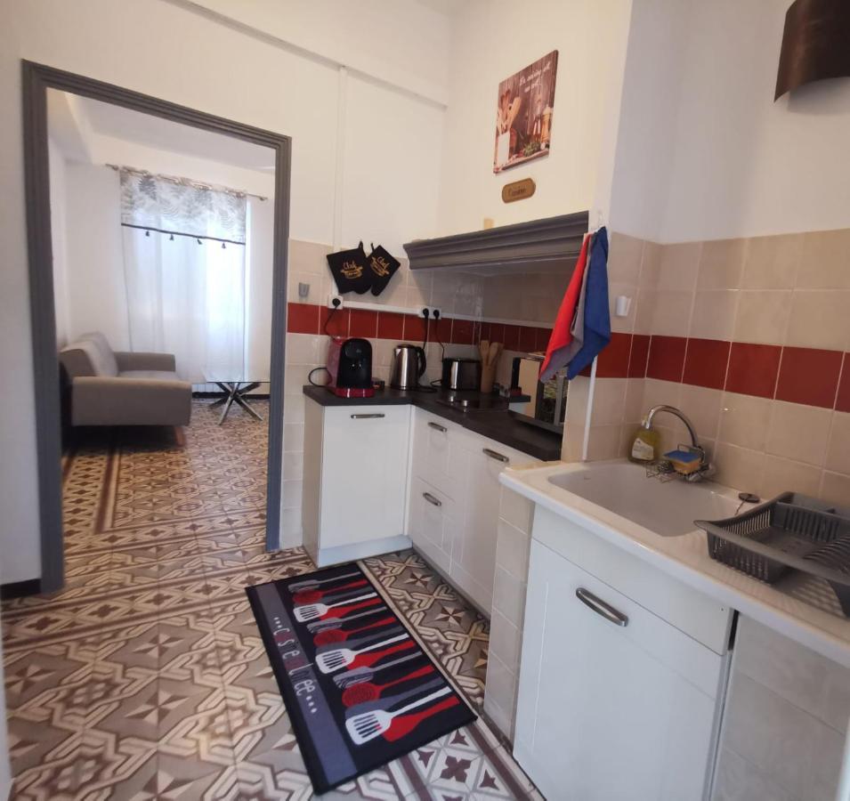 Petit Appart Entier Au Coeur Des Remparts - Netfix Et Connection Fibre Gratuits Carpentras Exteriör bild